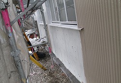 藤枝市で外壁塗装工事の中塗りをしています