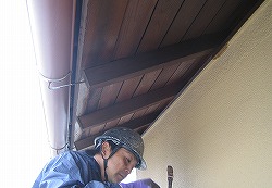 焼津市の外壁塗装現場で軒天塗装をおこないました