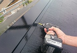 焼津市のアパート外壁屋根塗装現場で屋根棟のビス打ち直し