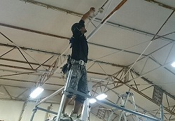 静岡市　某店舗テント支柱塗装工事を行っています