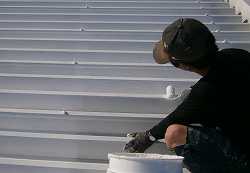 【藤枝市の屋根塗装現場】ガイナを屋根に塗っています