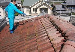 【静岡市】セメント瓦の屋根塗装工事～洗浄作業～