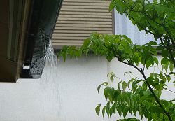 【藤枝市】樋から雨が溢れていました